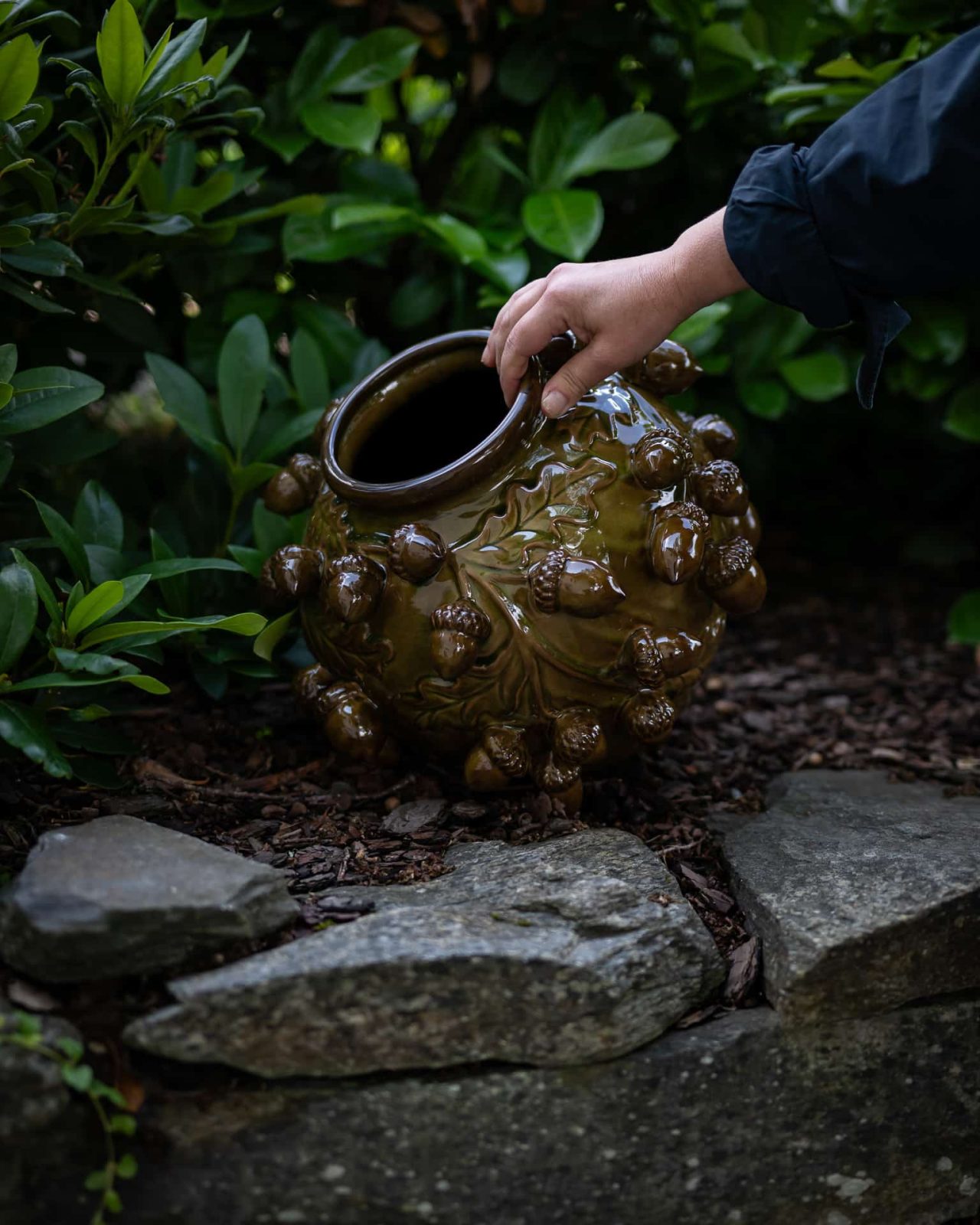 Rustik vas dekorerad med ekollon