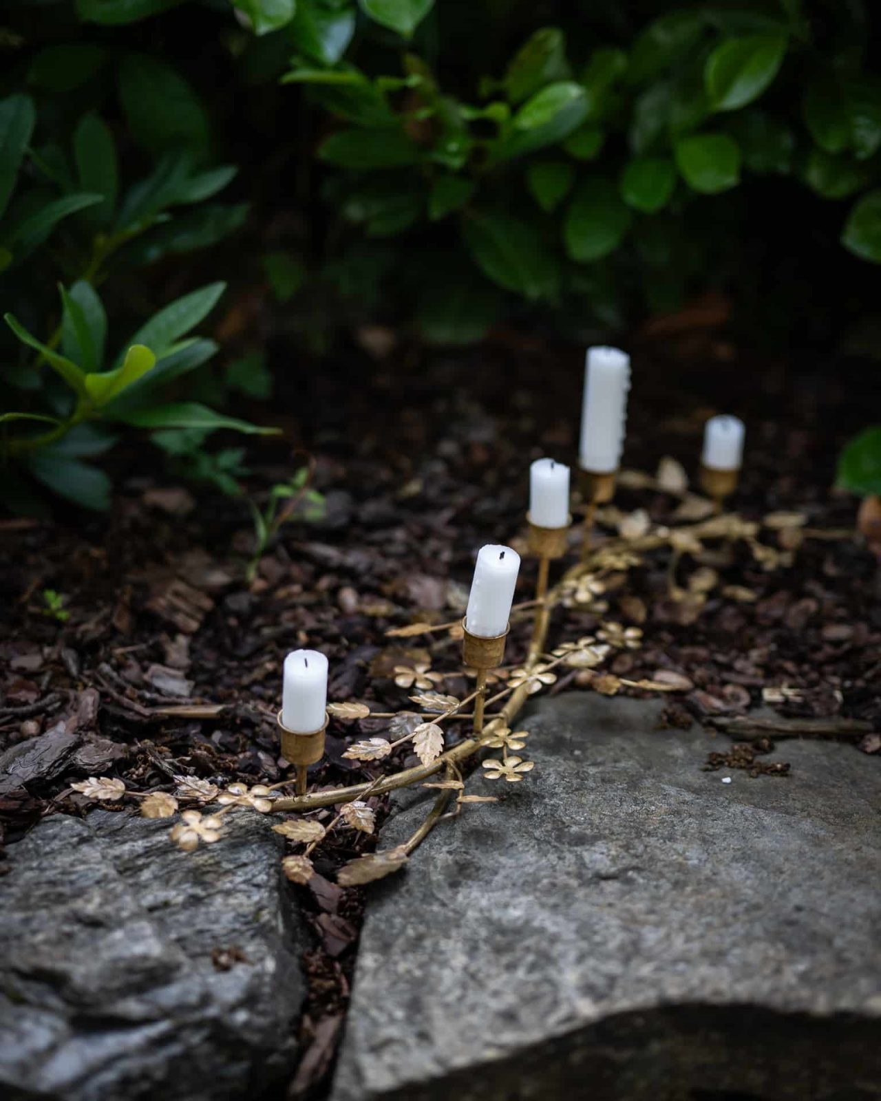 Slingrande grenljusstake i metall