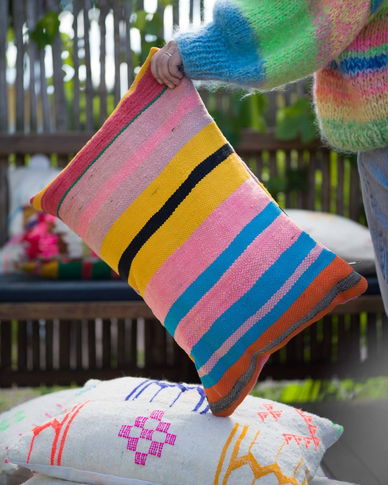 Kudde gjord av Vintagetextilier "Beldi pop" nr.3